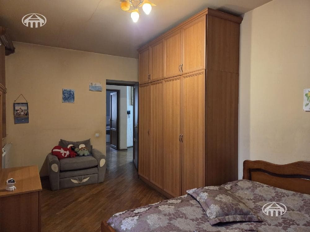 House · 6 rooms · 865 m² · Arabkir