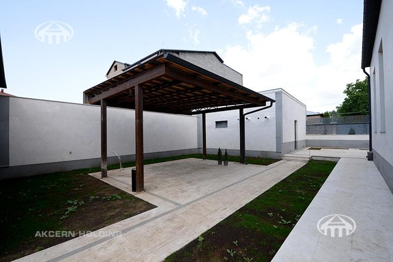 Mansion · 6 rooms · 334 m² · v. Arinj