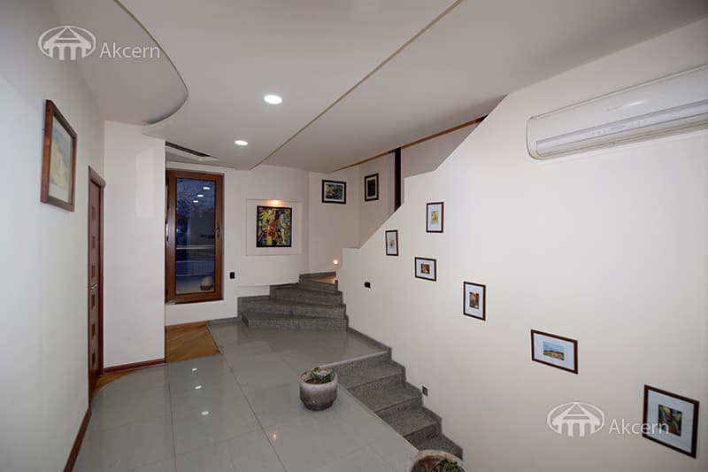 Hotel · 230 m² · Kentron