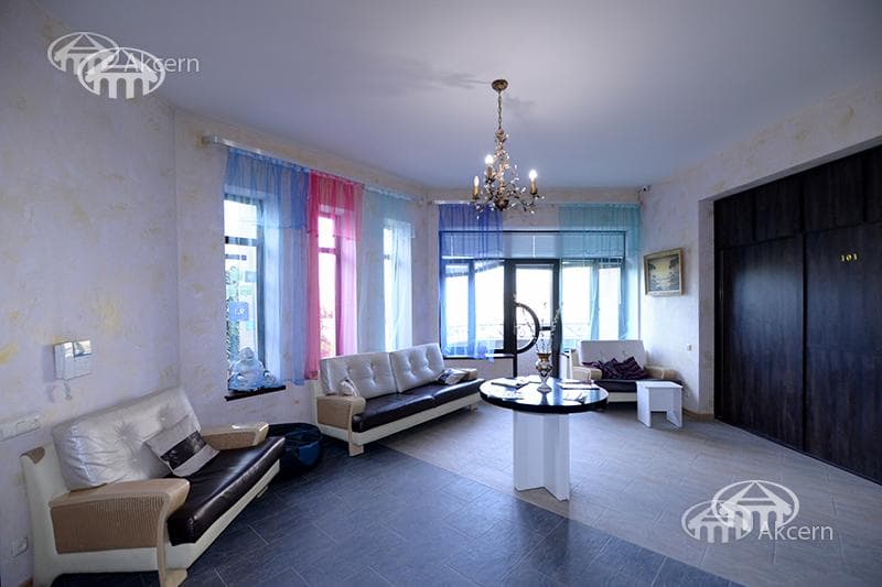 Hotel · 5 rooms · 540 m² · Kentron