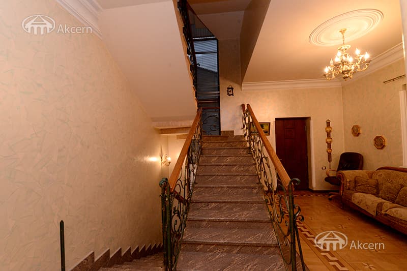 Առանձնատուն · 7 սեն. · 680 մ² · Կենտրոն