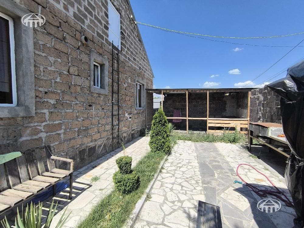 Mansion · 4 rooms · 104 m² · Arinj