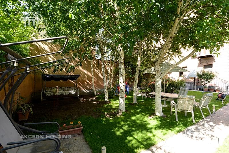 House · 5 rooms · 678 m² · Kentron