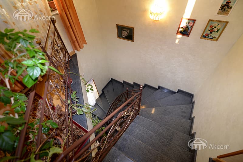 Mansion · 5 rooms · 372 m² · v. Arinj