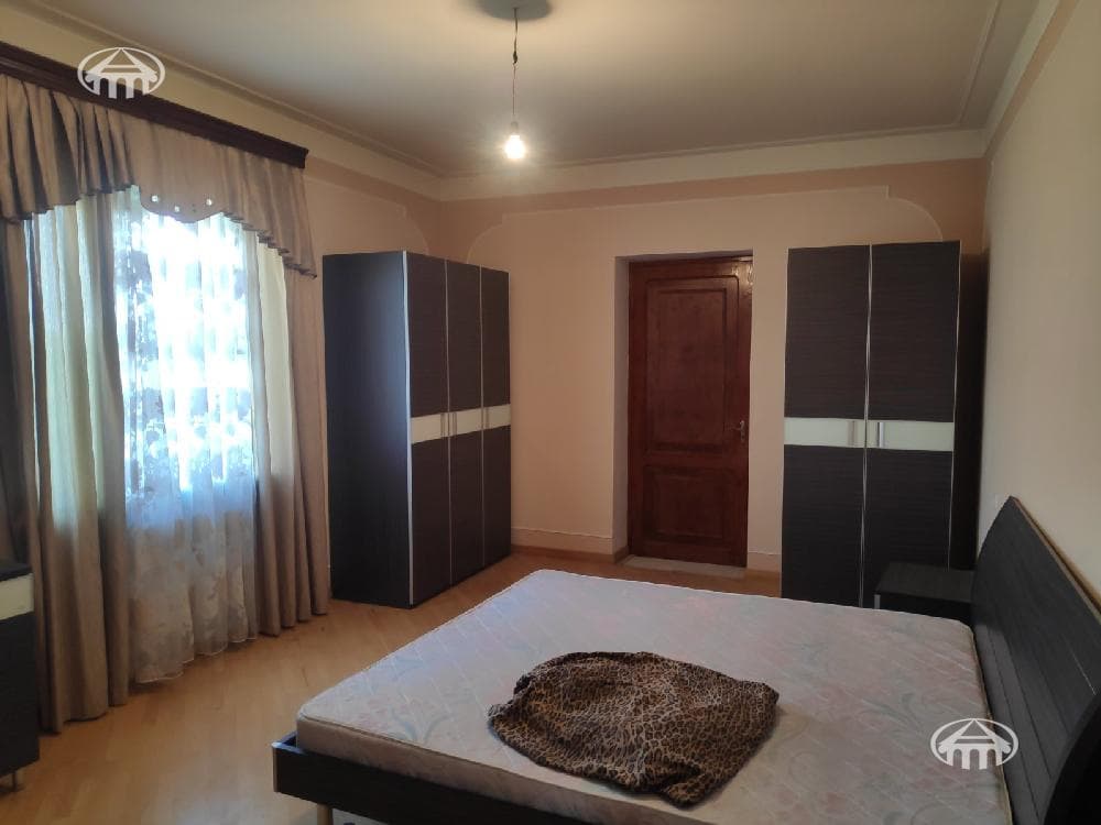 Mansion · 5 rooms · 300 m² · Arinj