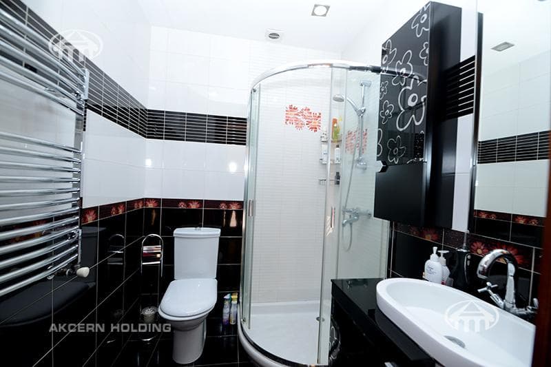 House · 5 rooms · 678 m² · Kentron