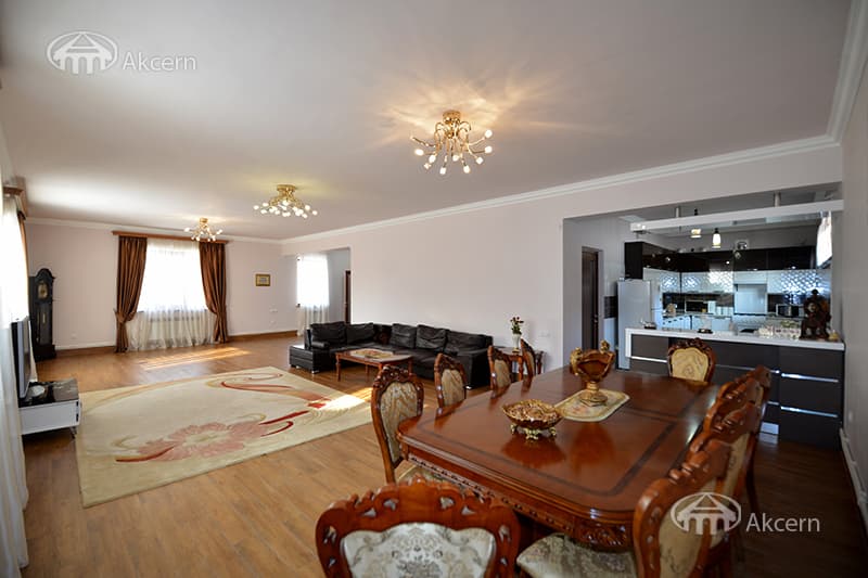 Mansion · 6 rooms · 280 m² · v. Arinj