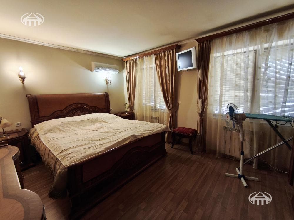 House · 6 rooms · 413 m² · Shengavit