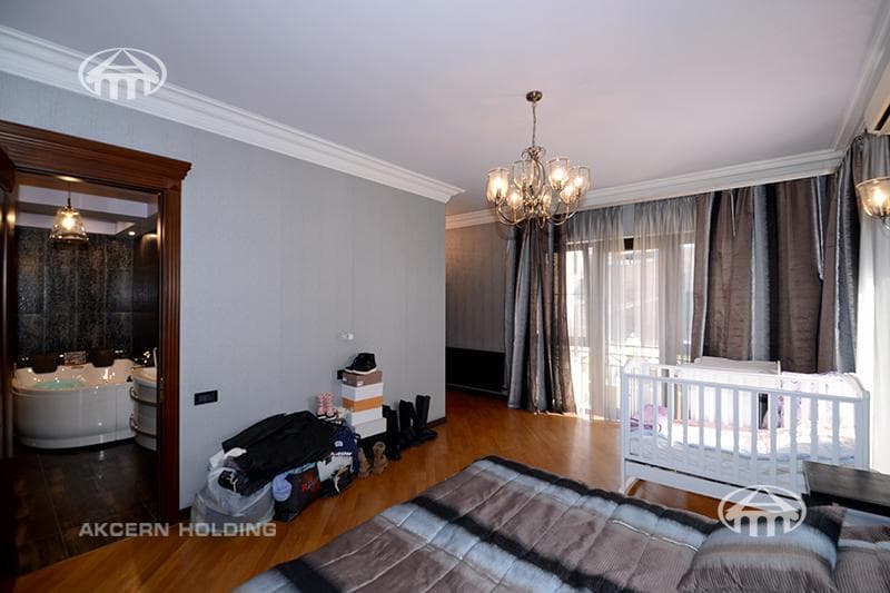 House · 5 rooms · 678 m² · Kentron