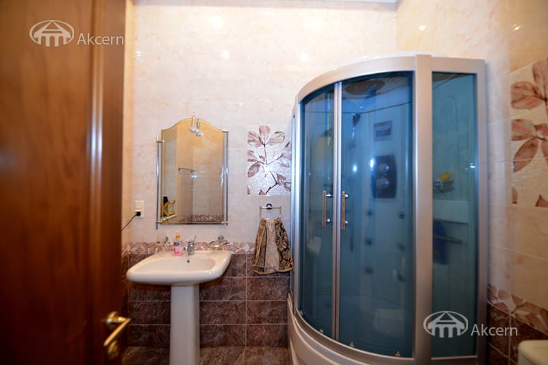 Mansion · 5 rooms · 440 m² · Avan