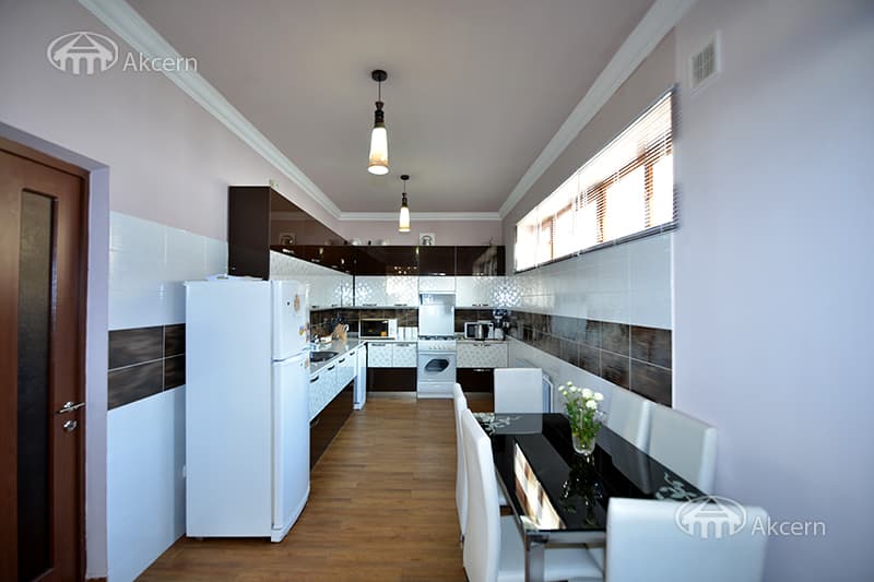 Mansion · 6 rooms · 280 m² · v. Arinj