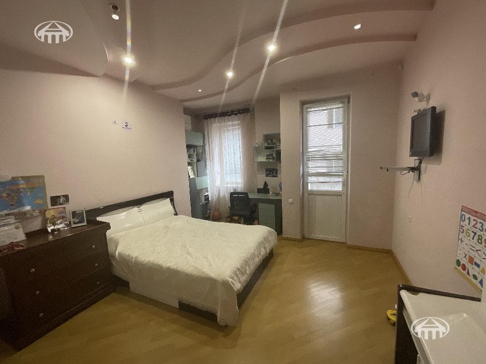Apartment · 4 rooms · 174 m² · Kentron