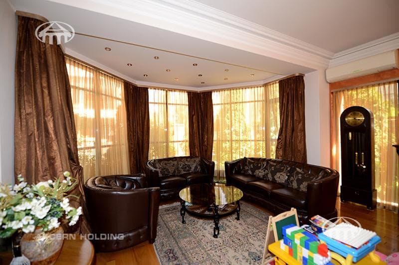 House · 5 rooms · 678 m² · Kentron