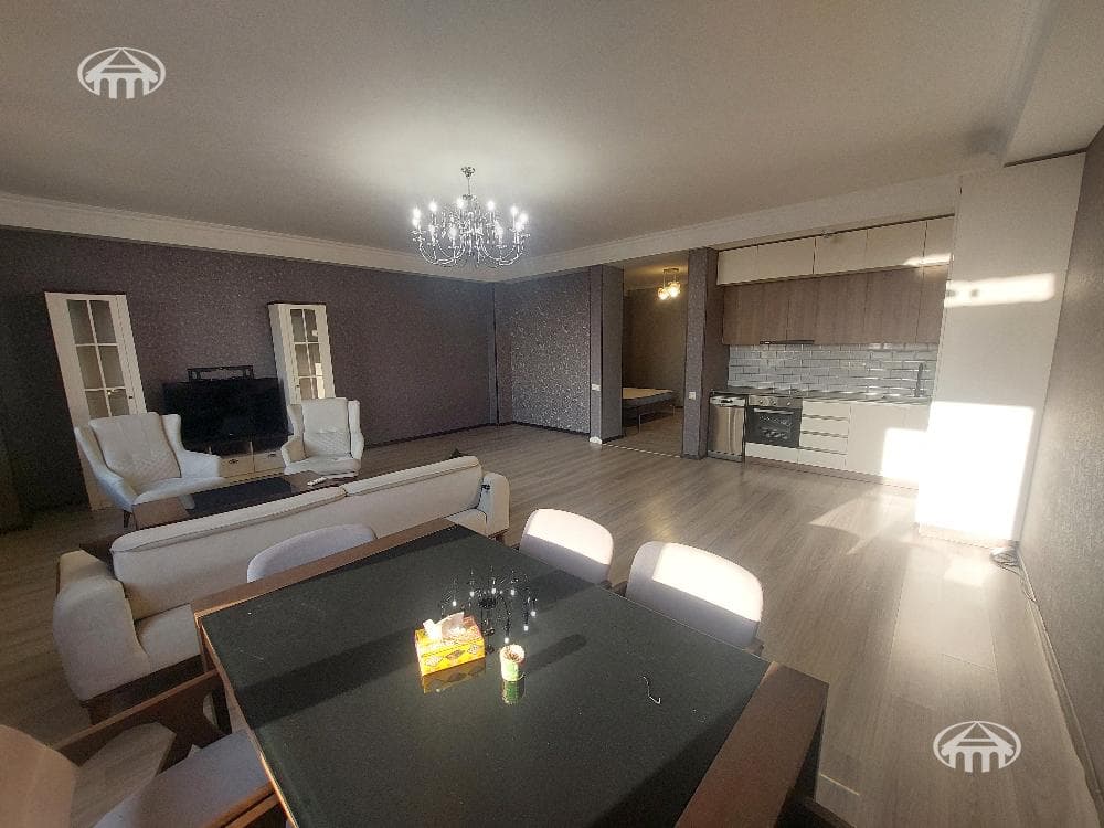 Apartment · 3 rooms · 130 m² · Kentron