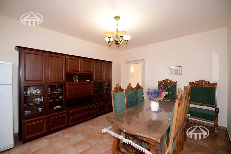 House · 6 rooms · 273 m² · Arabkir