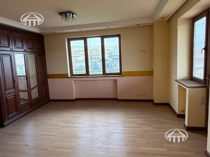 Особняк · 858 м² · Балаовит
