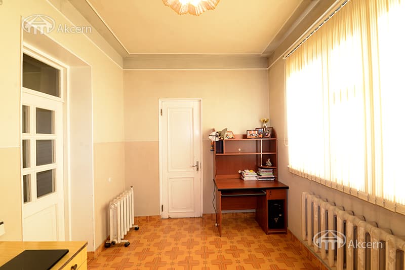 House · 7 rooms · 460 m² · Kentron