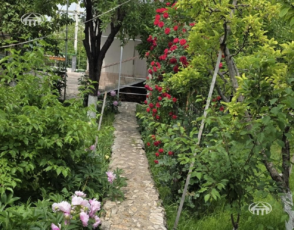 Ամառանոց · 4 սեն. · 188 մ² · Պտղնի