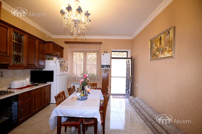 Mansion · 5 rooms · 372 m² · v. Arinj