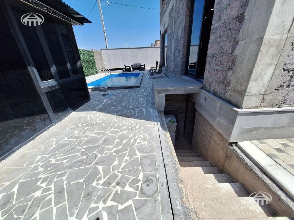 Mansion · 6 rooms · 246 m² · Zovuni