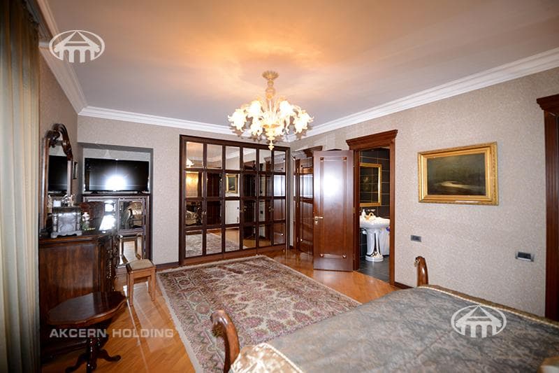 House · 5 rooms · 678 m² · Kentron