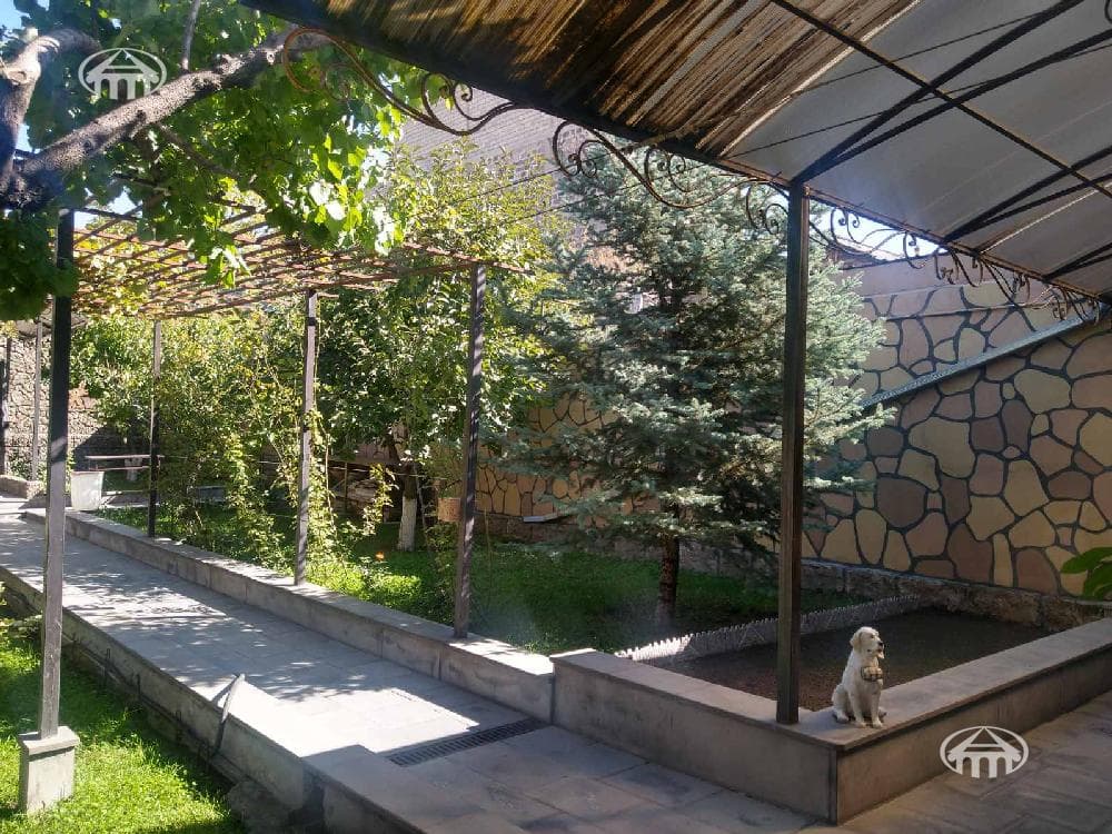 House · 5 rooms · 204 m² · Kentron