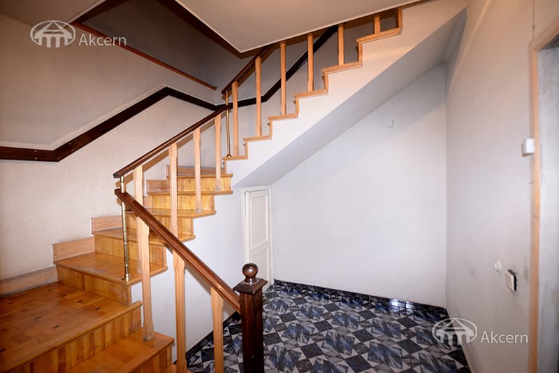 House · 7 rooms · 460 m² · Kentron