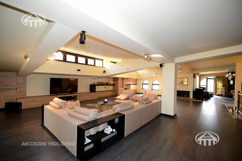 House · 5 rooms · 678 m² · Kentron
