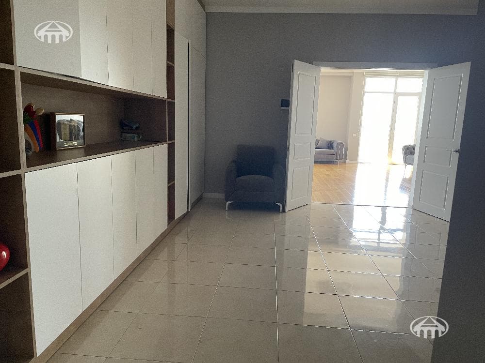 Квартира · 3 комн. · 182 м² · Арабкир