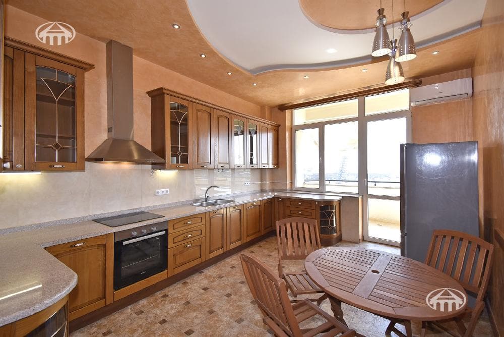 Квартира · 4 комн. · 181 м² · Кентрон