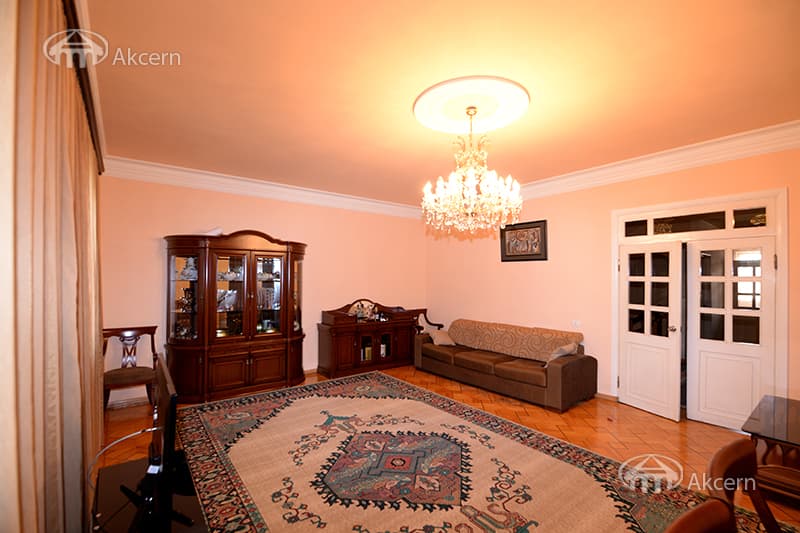 House · 7 rooms · 460 m² · Kentron
