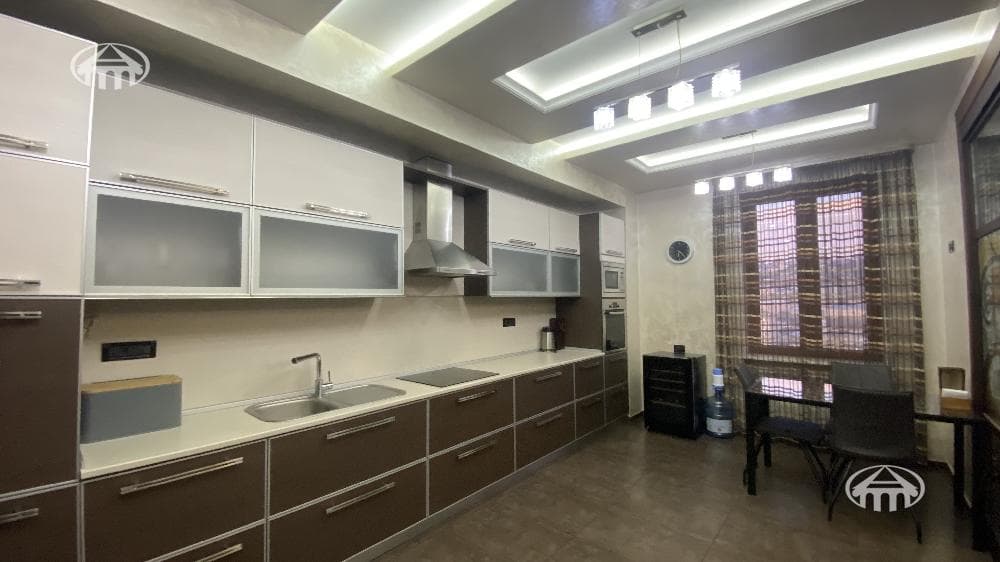 Apartment · 3 rooms · 160 m² · Kentron