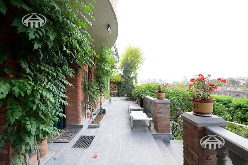 Mansion · 8 rooms · 390 m² · Arabkir