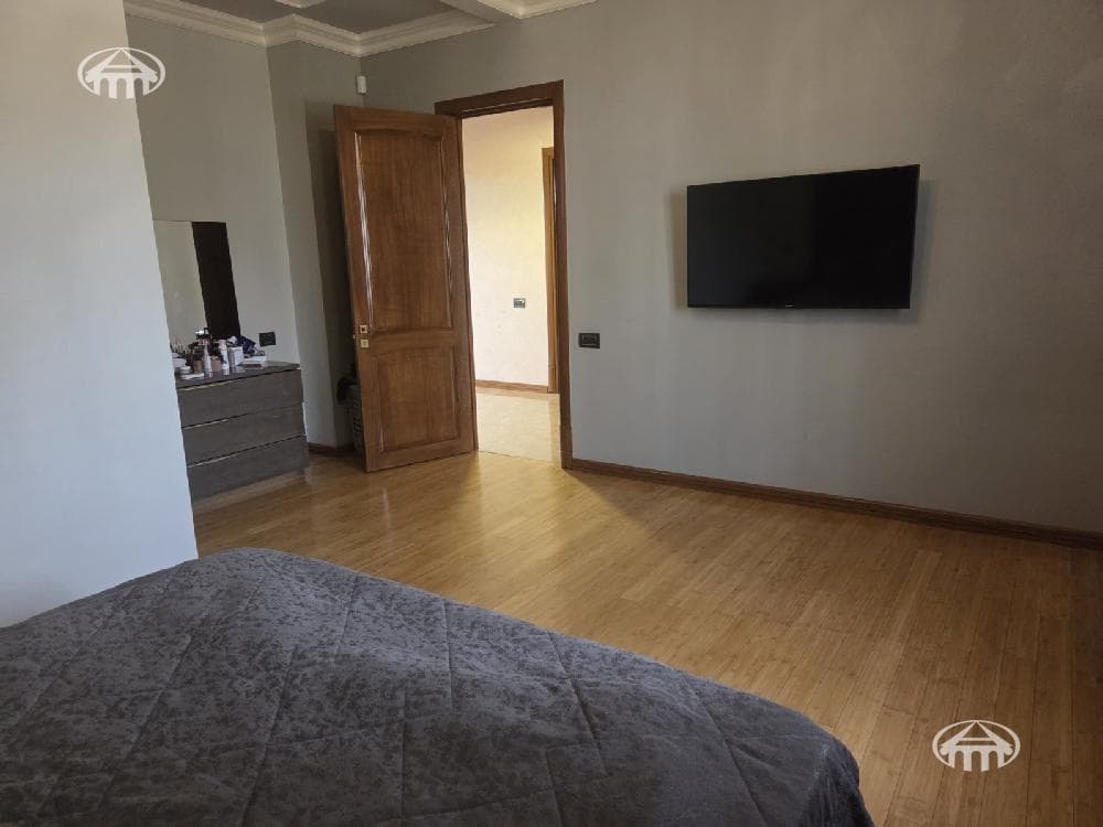 Особняк · 5 комн. · 280 м² · Аджапняк