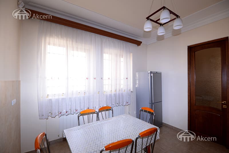 Особняк · 4 комн. · 240 м² · Аджапняк