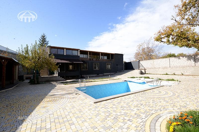 Особняк · 5 комн. · 350 м² · Гарни