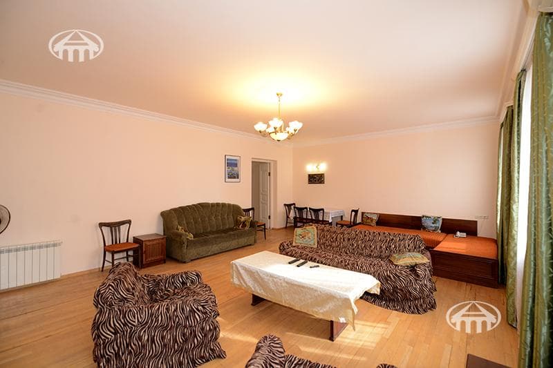 House · 6 rooms · 273 m² · Arabkir
