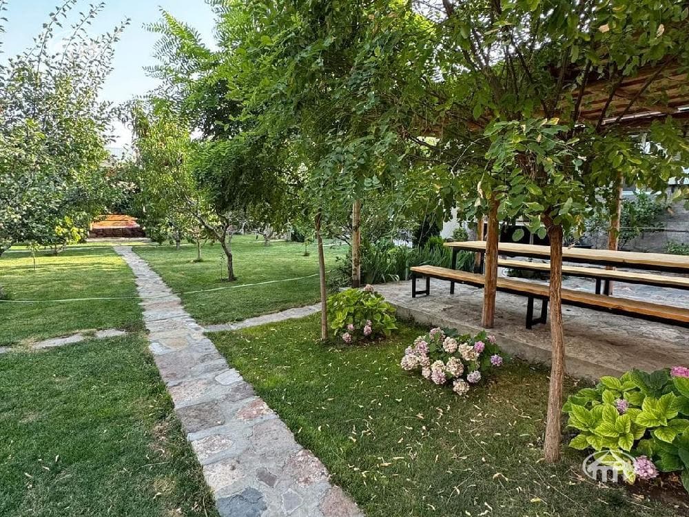 Retail · 265 m² · Oshakan