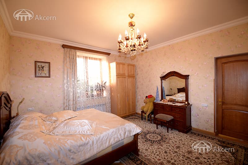 Mansion · 5 rooms · 372 m² · v. Arinj