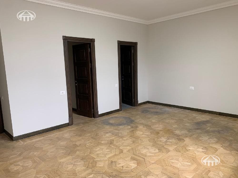 House · 6 rooms · 537 m² · Kentron