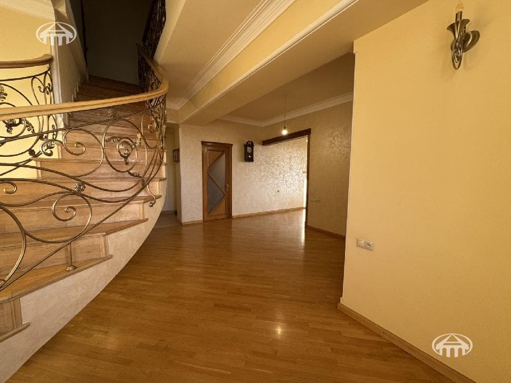 Apartment · 4 rooms · 179 m² · Kentron