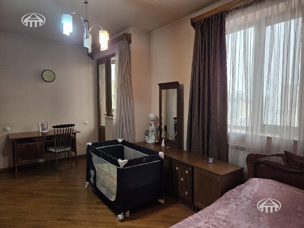 House · 6 rooms · 865 m² · Arabkir