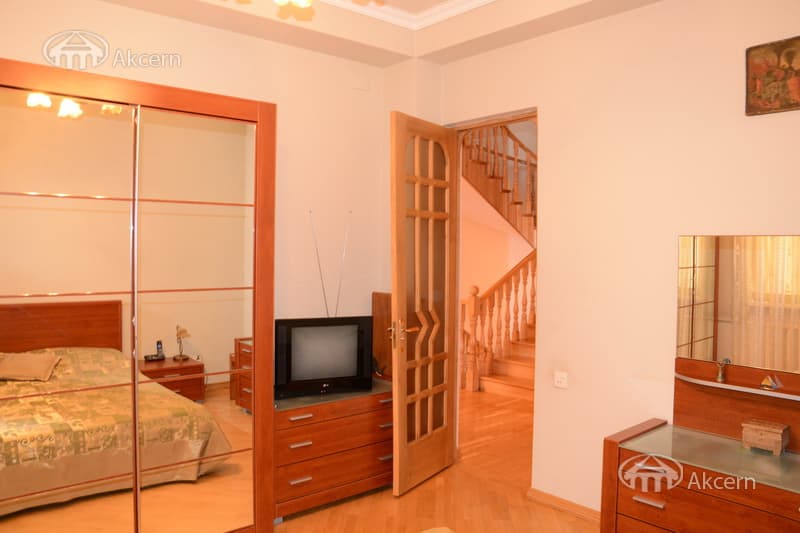 House · 6 rooms · 250 m² · Arabkir