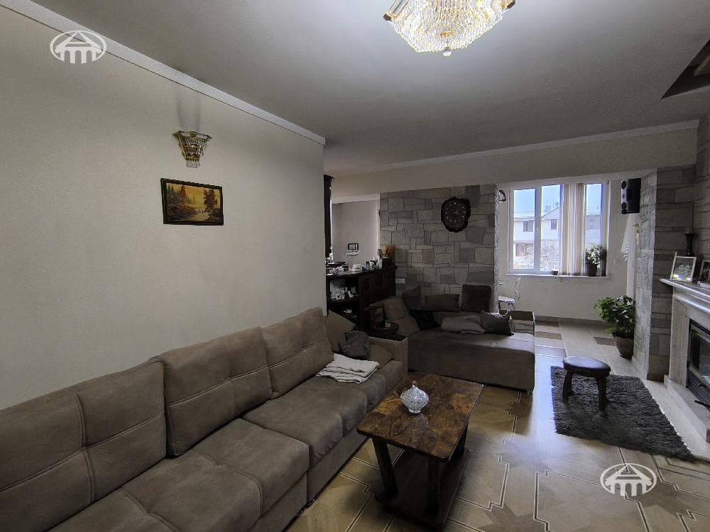 Apartment · 6 rooms · 179 m² · Kentron