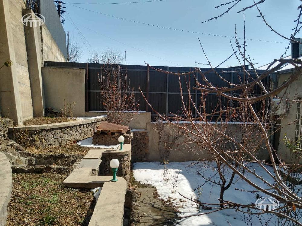 Գրասենյակ · 218 մ² · Կենտրոն