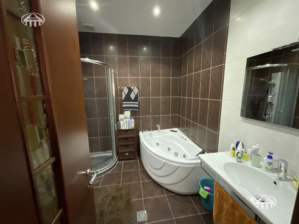 Квартира · 4 комн. · 161 м² · Кентрон