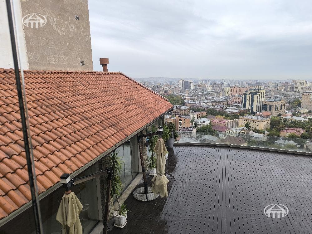 Գրասենյակ · 701 մ² · Կենտրոն