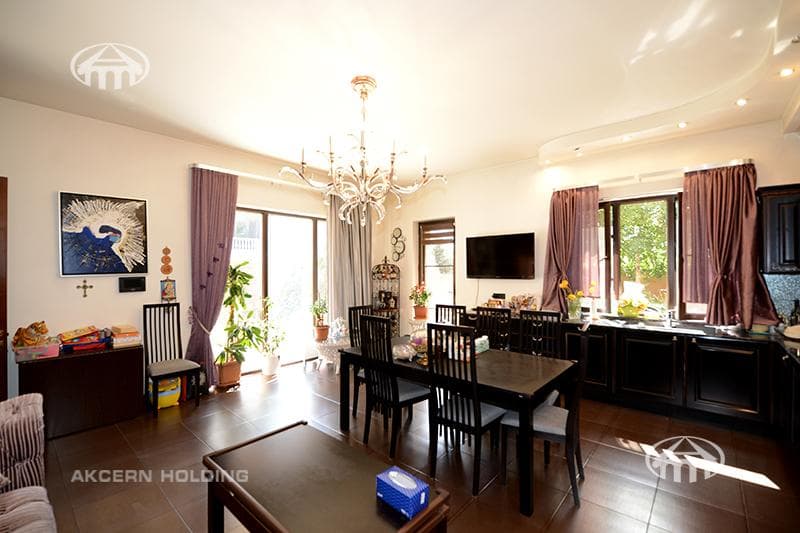 House · 5 rooms · 678 m² · Kentron