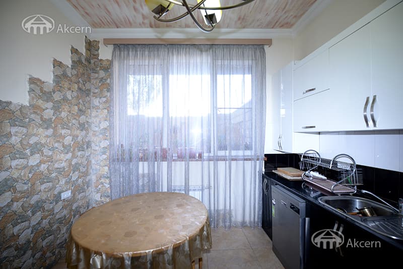 House · 4 rooms · 335 m² · Kentron
