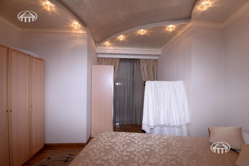 Квартира · 5 комн. · 300 м² · Кентрон